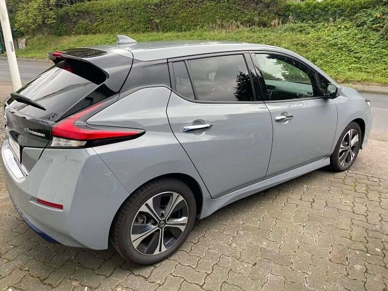 Nissan Leaf Tekna 360° Leder Bose 8-fach Bereift